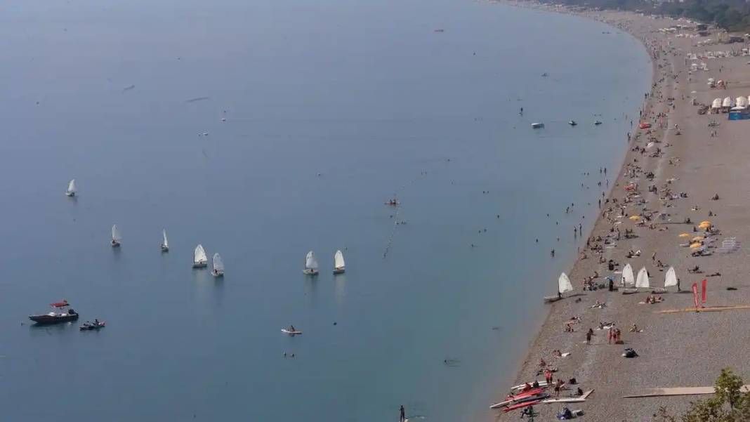 Antalya’da Bahar Havası: Kasım Ayında Denizin Keyfini Çıkardılar 9